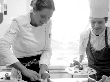 Photo de Pamela Houssin, cheffe pâtissier du restaurant Le Grand Cap Leucate, dans sa cuisine avec un autre cuisinier