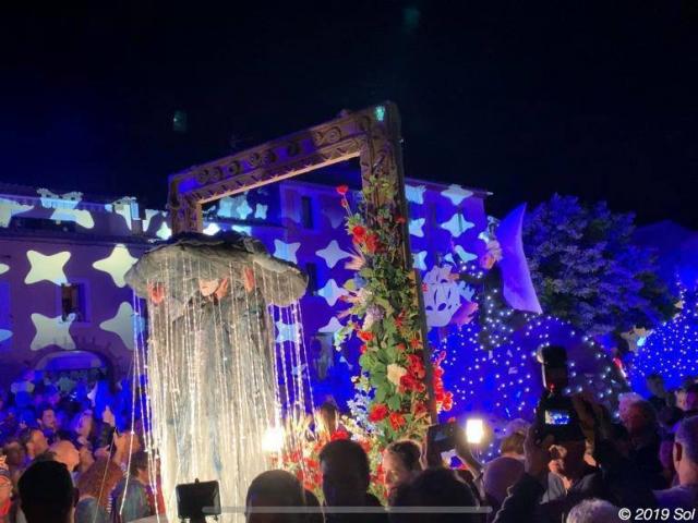 Nachtfoto van een show tijdens Sol Y Fiesta