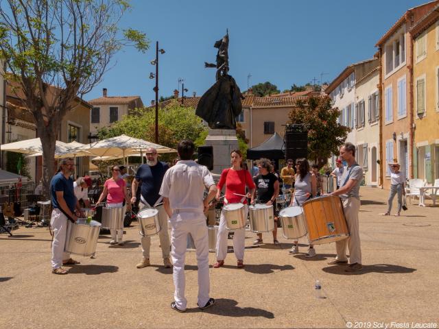 Foto van een fanfare op het plein in Leucate Village tijdens Sol Y Fiesta Leucate Village