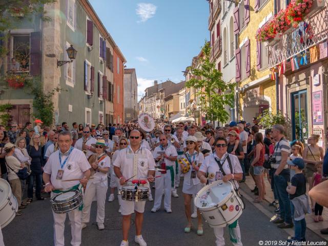 Fanfare in de hoofdstraat van Leucate Village tijdens Sol Y Fiesta