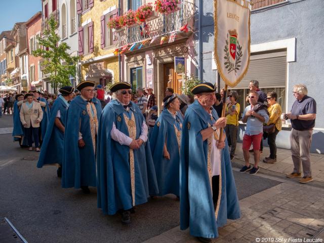 Optocht van de consuls van de Seigneurie de Leucate in de hoofdstraat van Leucate Village tijdens Sol Y Fiesta