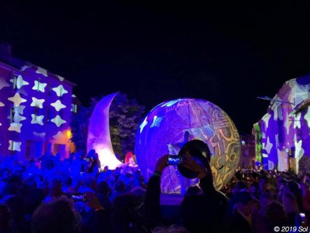 Nachtfoto van een show tijdens Sol Y Fiesta