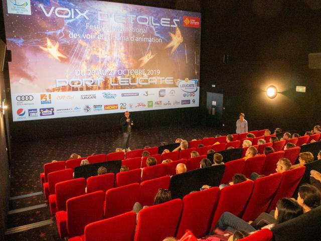 Foto van een volle bioscoop tijdens het Voix d'étoiles festival in Port Leucate