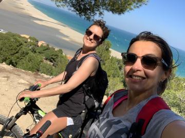 Photo de 2 amies en vélo au dessus de La Franqui