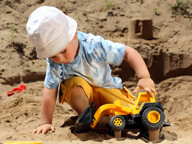 Kleines Kind spielt mit Sand